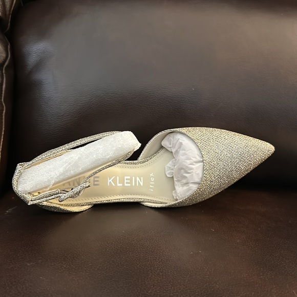 Anne Klein Women’s Fabulist Pump. Platinum color. Worn once. Like new. Size 6. - Picture 3 of 5